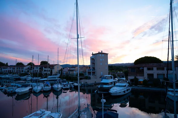 夏至时法国普罗旺斯格里莫德港的房屋 运河和船只景观 — 图库照片