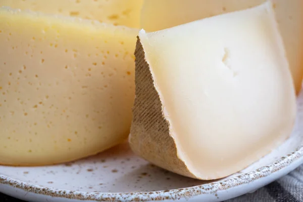 Coleção Queijos Queijo Francês Fol Epi Com Muitos Pequenos Buracos — Fotografia de Stock