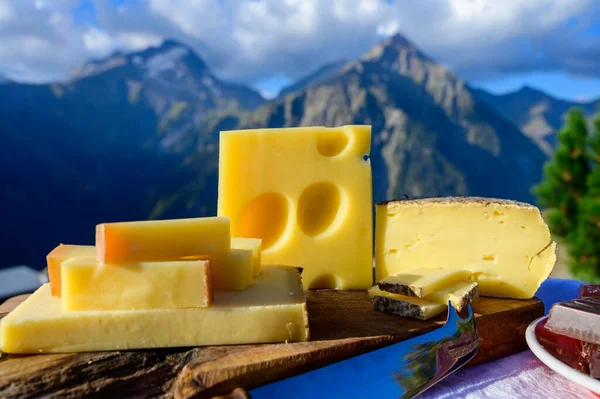 Ost Samling Fransk Beaufort Abondance Emmental Tomme Savoie Ostar Serveras — Stockfoto