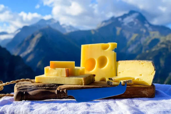 Sbírka Sýrů Francouzský Beaufort Abondance Emmental Tomme Savoie Sýry Podávané — Stock fotografie