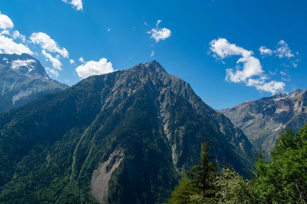 从法国伊斯勒的Les Deux Alpes冬季和夏季体育站俯瞰青山高山 — 图库照片