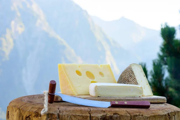 Sbírka Sýrů Francouzské Sýry Emmental Tomme Reblochon Savoie Podávají Pod — Stock fotografie