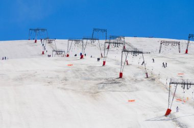 Les Deux Alpes kar sporları tatil köyü yaz mevsiminde 3600 metre yükseklikte kar örtülü ve kayak yapabilen buzullar.