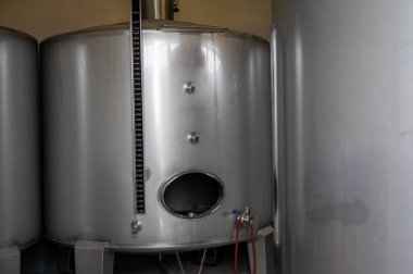 Portekiz 'deki Douro Vadisi' nde şarap üretimi, çelik variller, kırmızı, beyaz ve porto şarabı üretimi.