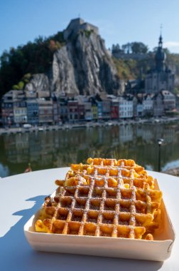 Belçika 'nın Dinant, Wallonia, Belçika' da Maas nehri manzaralı tatlı taze Belçika waffleları servis edilir.