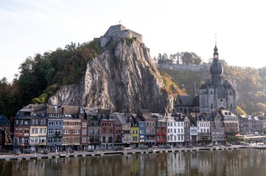 Maas Nehri 'nin ortasındaki Dinant, Wallonia, Belçika' ya bak.