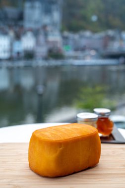 Belçika manastırı peyniri bloğu kahverengi trapist birası ve Maas nehri manzaralı Leffe ve Dinant, Wallonia, Belçika