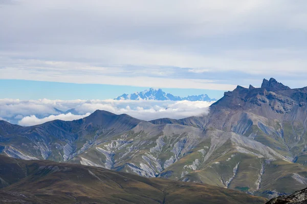 法国伊斯雷 弗伦奇阿尔卑斯山 Les Deux Alpes滑雪站附近的冰川俯瞰勃朗峰 — 图库照片