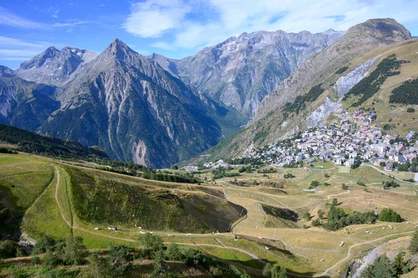 スキー場の景色レ アルプと夏のアルパイン山のピーク Ecrins Isere フランス — ストック写真