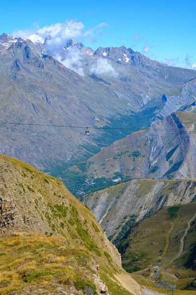 冬季和夏季体育站Les Deux Alpes附近的滑雪电梯 以及法国伊斯雷Ecrins山脉夏季阿尔卑斯山峰顶景观 — 图库照片