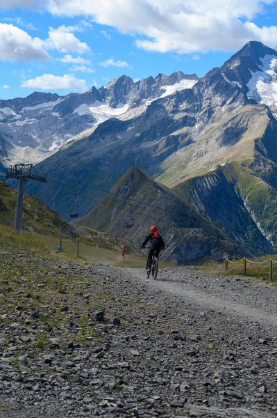 Extreem Szabadtéri Sport Kihívás Francia Alpok Hegyek Nyáron Lovaglás Lefelé — Stock Fotó