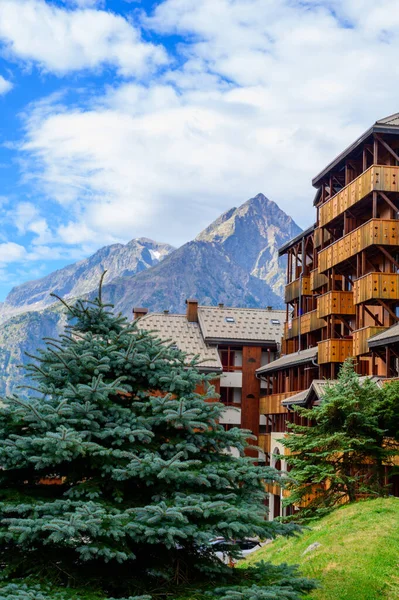 Blick Auf Die Skistation Les Deux Alpes Und Alpine Berggipfel — Stockfoto