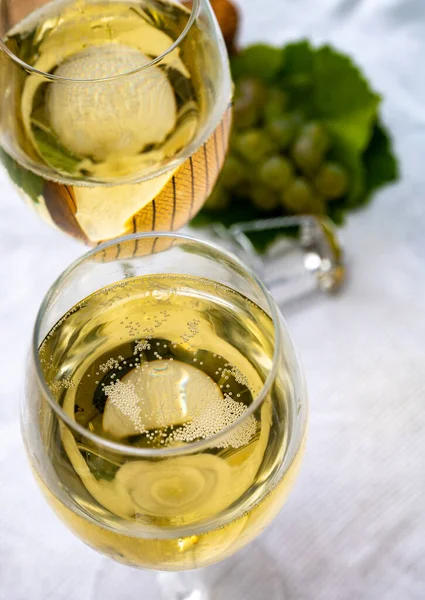 Dégustation Vin Blanc Sec Mousseux Français Avec Champagne Bulles — Photo