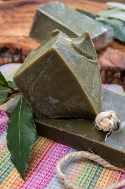 Provence, Fransa 'dan el yapımı yeşil biyo-sebze defne yaprağı sabunu.