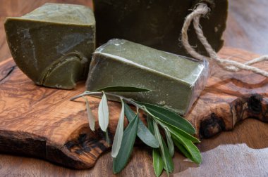 Provence, Fransa 'dan el yapımı biyo-bitkisel doğal zeytin ve defne yaprağı sabunu.