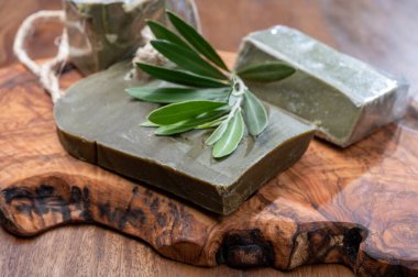 Provence, Fransa 'dan el yapımı biyo-bitkisel doğal zeytin ve defne yaprağı sabunu.