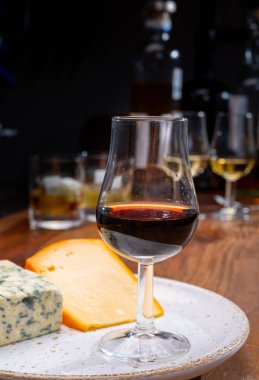 Farklı peynirleri sert alkollü içecekler, viski, konyak veya Calvados ile tatmak ve eşleştirmek.