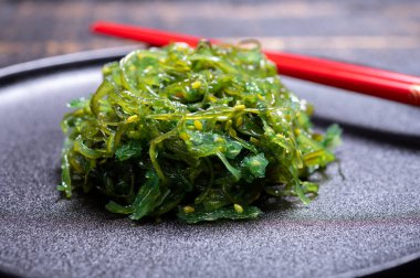 Japonya 'dan lezzetli vejetaryen deniz ürünleri, yeşil yosun wakame salatası.