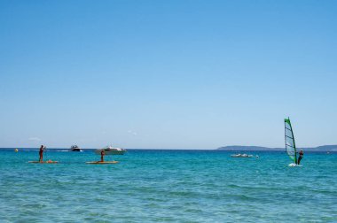 Fransa 'da yaz tatili mavi Akdeniz' de, güneşli bir günde su sporu aktiviteleri