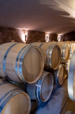 Fransa 'nın güneyinde, Collobrieres, Provence bölgesi yakınlarındaki Cotes de Provence' de şarap mahzeninde şarap fıçıları bulunan mağara, Fransa 'da kırmızı ve gül şarabı üretimi