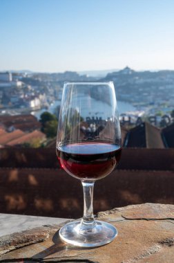 Farklı tahkim edilmiş tatlı yakutlarının, Douro nehrinin manzaralı tawny porto şaraplarının, Vila Nova de Gaia 'nın porto localarının ve Portekiz' in Porto şehrinin tadı.