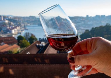 Farklı tahkim edilmiş tatlı yakutlarının, Douro nehrinin manzaralı tawny porto şaraplarının, Vila Nova de Gaia 'nın porto localarının ve Portekiz' in Porto şehrinin tadı.