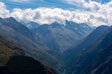 Yazın Les Ecrins, Isere, Fransa 'da kayak istasyonu Les deux Alpes' in yanında yürüyüş ve Alp dağlarının zirveleri manzarası.