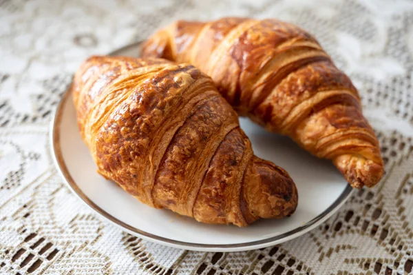 Zwei Frisch Gebackene Blätterteigcroissants Traditionelles Französisches Frühstück Aus Nächster Nähe — Stockfoto