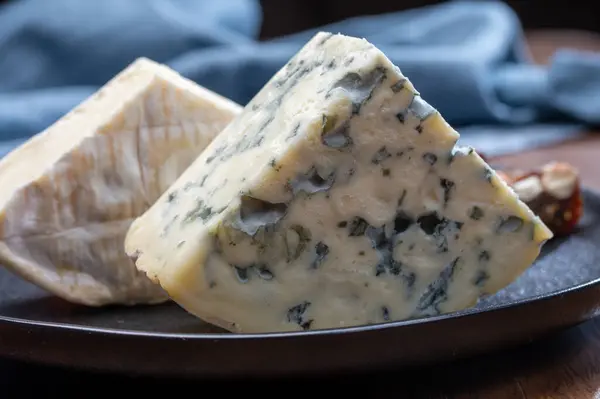 奶酪收集 蓝色奶酪 迷迭香 新娘作为甜点与无花果树面包关闭 — 图库照片