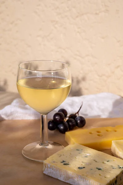 Degustación Maridaje Vino Blanco Frío Con Diferentes Quesos Franceses Soleada — Foto de Stock