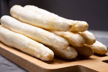 Yüksek kalite taze Hollanda beyaz kuşkonmaz pişirmeye hazır.