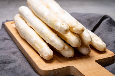 Yüksek kalite taze Hollanda beyaz kuşkonmaz pişirmeye hazır.