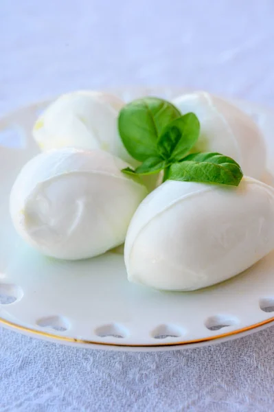 Čerstvě Měkký Bílý Italský Sýr Mozzarella Buffalo Italského Buvolího Mléka — Stock fotografie