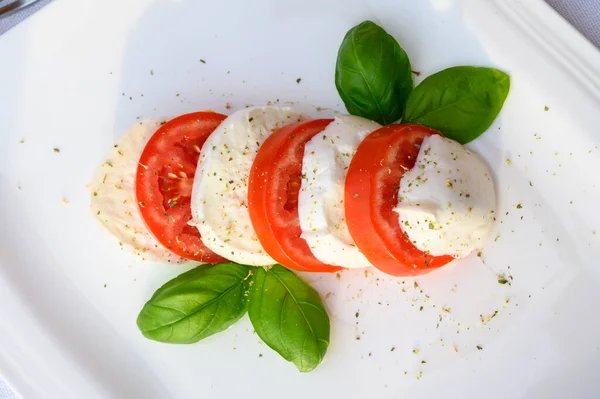 Čerstvý Caprese Salát Měkkého Bílého Italského Sýra Mozzarella Buffalo Zelená — Stock fotografie