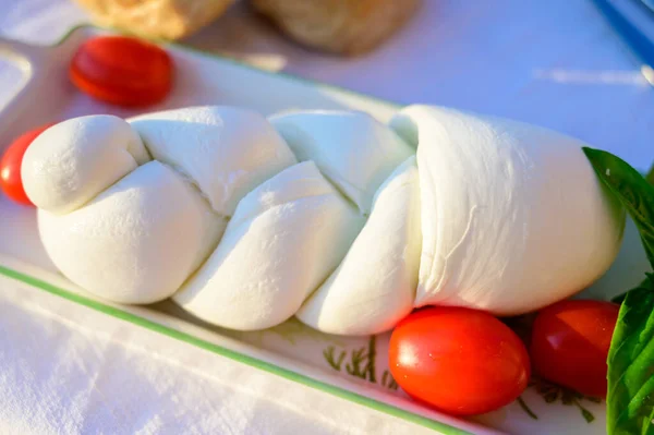 Świeże Miękkie Włoskie Plecionki Serowe Mozzarella Bawole Włoskiego Mleka Bawolego — Zdjęcie stockowe