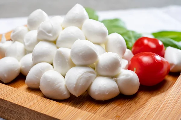 Włoskie Jedzenie Świeża Zielona Bazylia Biały Mini Ser Mozzarella Czerwone — Zdjęcie stockowe