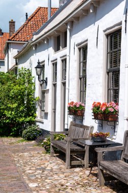 Büyük tarihi olan küçük bir kasabadaki eski Hollanda evleri Buren, Gelderland, Hollanda