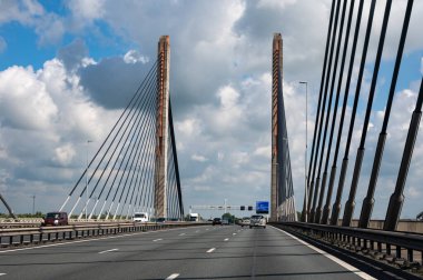 Hollanda 'da karayolu ağı ihlali, Hollanda otoyolları ve köprülerinde yüksek kaliteli asfalt üzerinde güvenli sürüş.