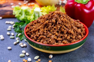Vejetaryen bitkisinin taklit edilmiş soya fasulyesi eti yenmeye hazır.