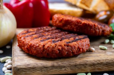 Vejetaryen bitkisinden yapılmış leziz ızgara burger kıymalı soya fasulyesi eti.