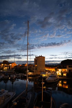 Seyahat ve yaz tatilleri, Port Grimaud, Var, Provence, French Riviera, Fransa 'daki evler, çatılar, kanallar ve teknelerin gece görüşü