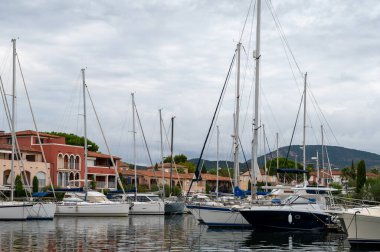 Seyahat ve yaz tatilleri, Port Grimaud, Var, Provence, French Riviera, Fransa 'daki evler, çatılar, kanallar ve teknelerin manzarası