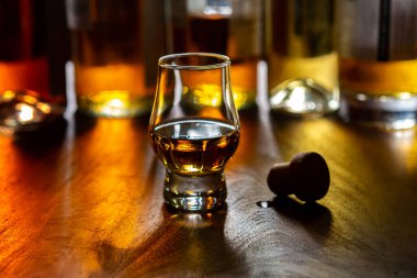 Malt viski barajı. Arka planda viski ve şişe. Yakın plan.