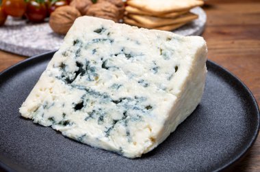 Peynir koleksiyonu, rokfor grotten of roquefort-sur-Soulzon, Fransa 'dan Fransız rokfor peyniri, kapatın.