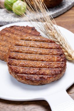 Izgara sağlıklı bitki tabanlı, etsiz vega burgerler yakın.