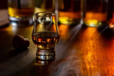 Malt viski barajı. Arka planda viski ve şişe. Yakın plan.