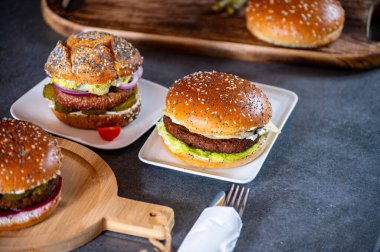 Lezzetli vejetaryen hamburgerlerle öğle veya akşam yemeği ızgara burger, taze fırınlanmış çörek ve organik sebzelerden yapılır.