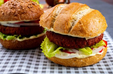 Vejetaryen bitkisinden yapılmış lezzetli hamburgerler kıyma ve taze sebzeler.