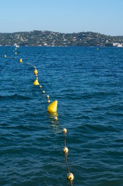 Saint-Tropez Körfezi 'nin mavi sularında arka planda Saint-Tropez kasabası, Fransız Riviera, Fransa yazın