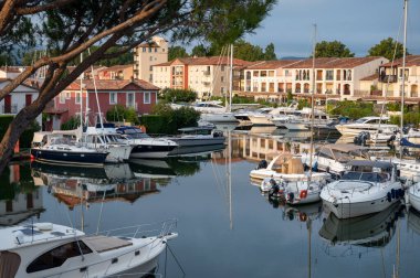 Seyahat ve yaz tatilleri, Port Grimaud, Var, Provence, French Riviera, Fransa 'daki evler, çatılar, kanallar ve teknelerin manzarası